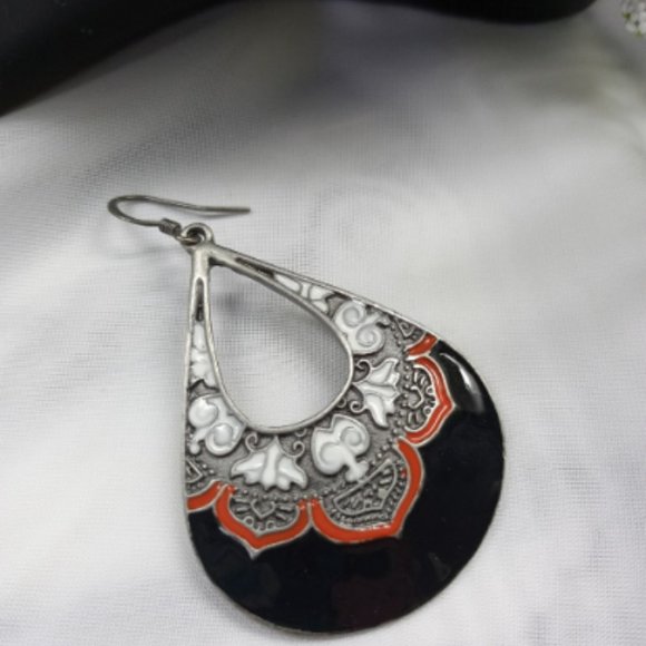 BLACK ENAMEL EARRINGS, PEIRCED EARS, DANGLE DROP EMBOSSED DESIGN RED, WHITE 5CM - Picture 6 of 6